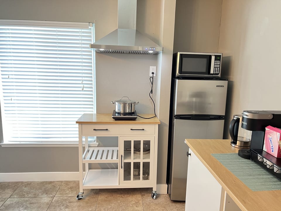 Kitchenette with cook top. 