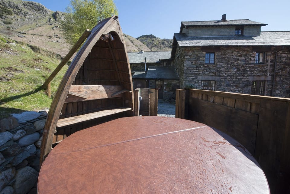 Pelton Wheel Mountain Cottage hot tub