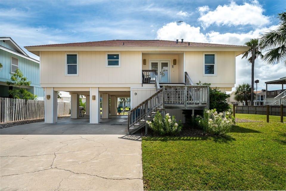 Large Driveway with Plenty of Parking