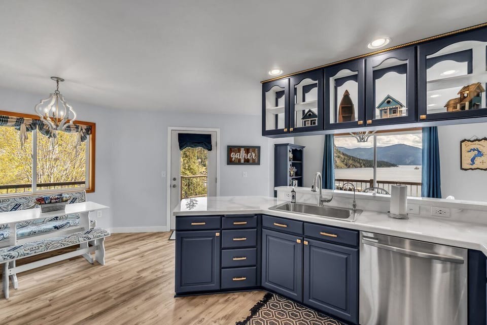 The Nautical Upper Level - Completely Renovated Kitchen - All New Appliances