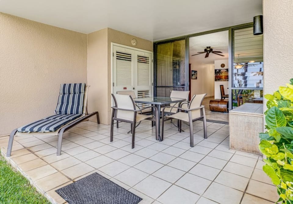 Extra-large lanai with beach chairs, sand toys, and umbrella in lanai closet.