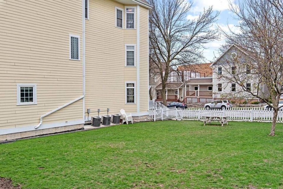 Enjoy access to the shared yard—perfect for a little fresh air or stretching your legs 🌿