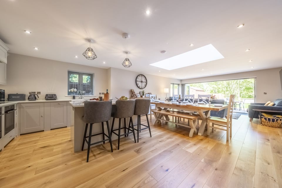 The Goosebec, Burnham Market: Bright, modern kitchen, breakfast bar, dining area and sitting room