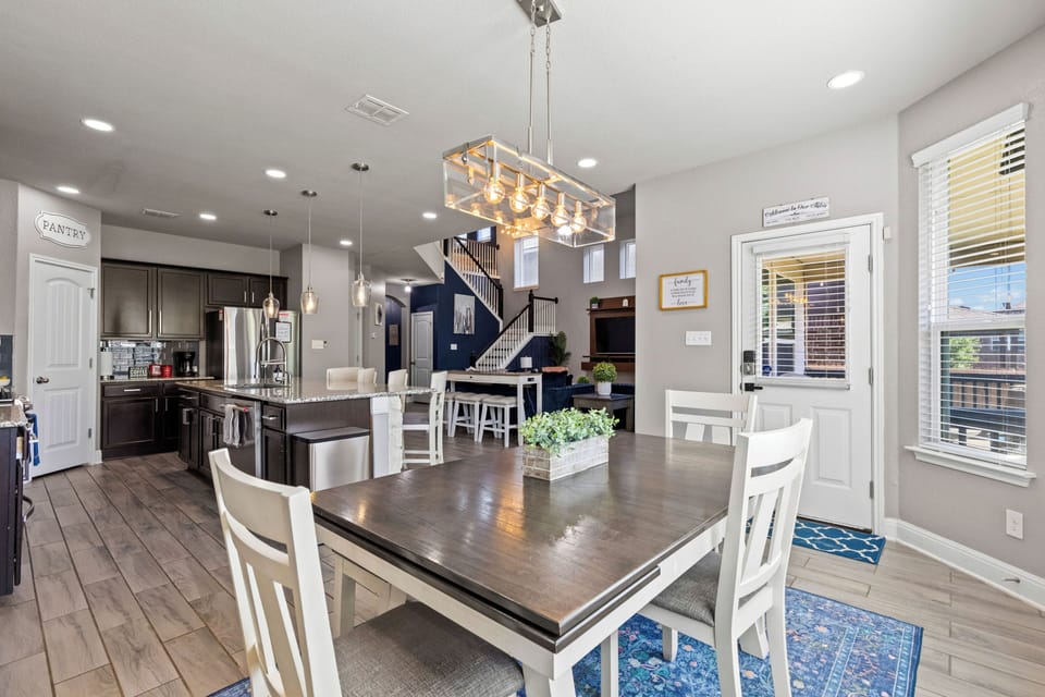 Formal dining & bond space
