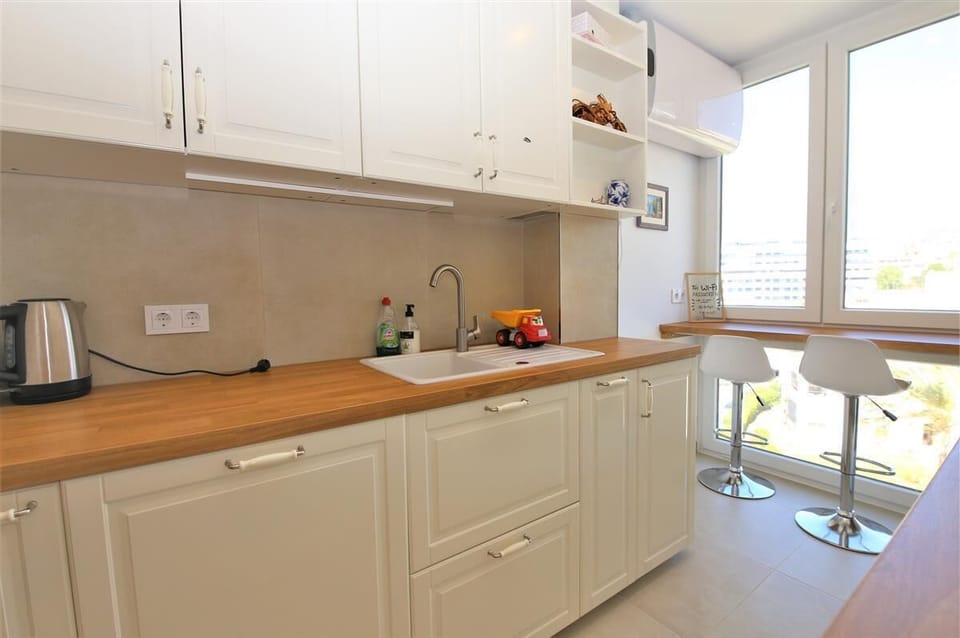 Another view of the beautiful kitchen with breakfast bar for two guests