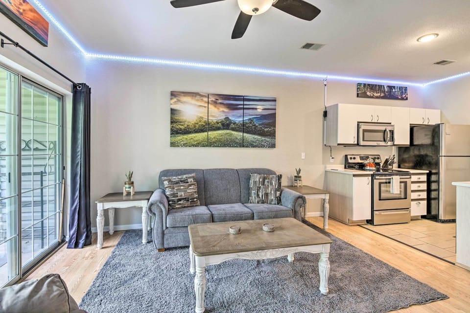 Living Room | Sleeper Sofa | Smart TV w/ Hulu Live TV | Free WiFi