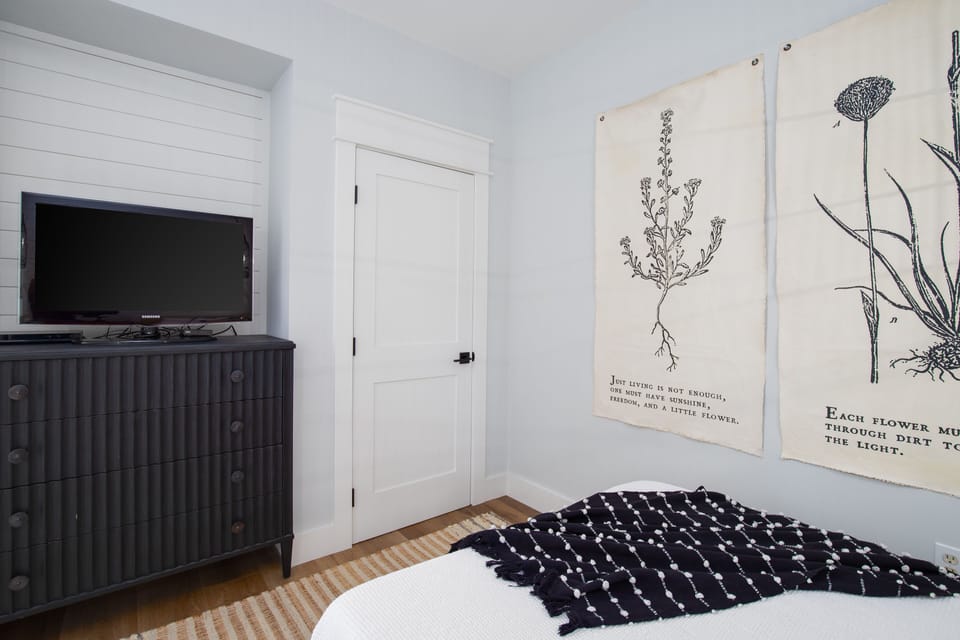 Guest Bedroom w/ TV