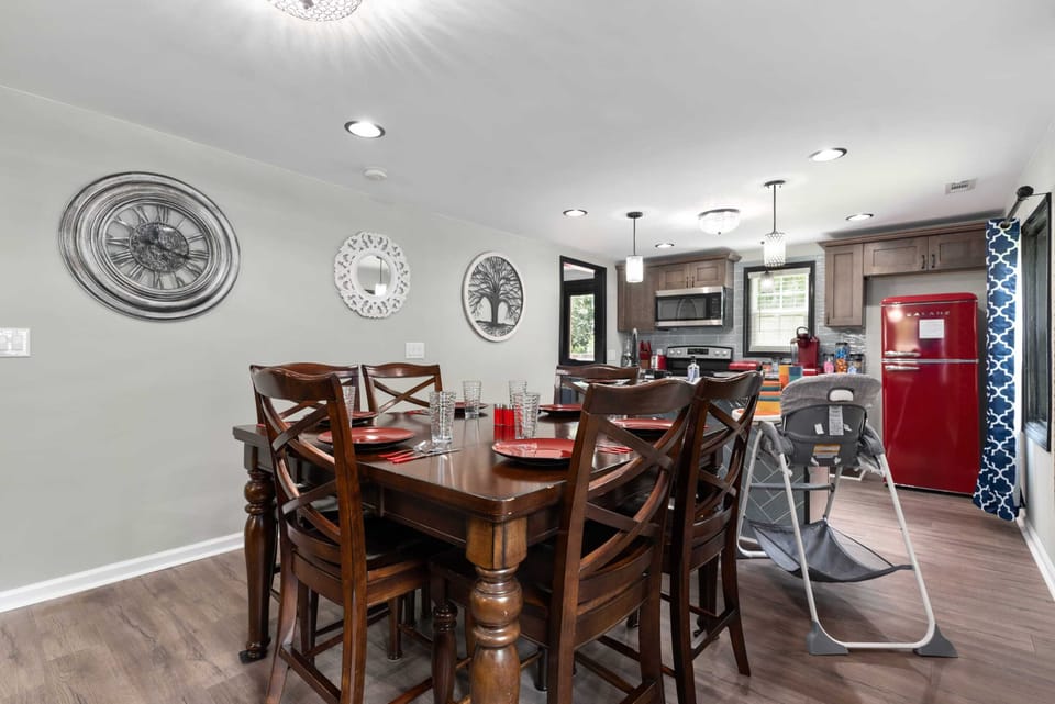 Highchair & children's dishware provided