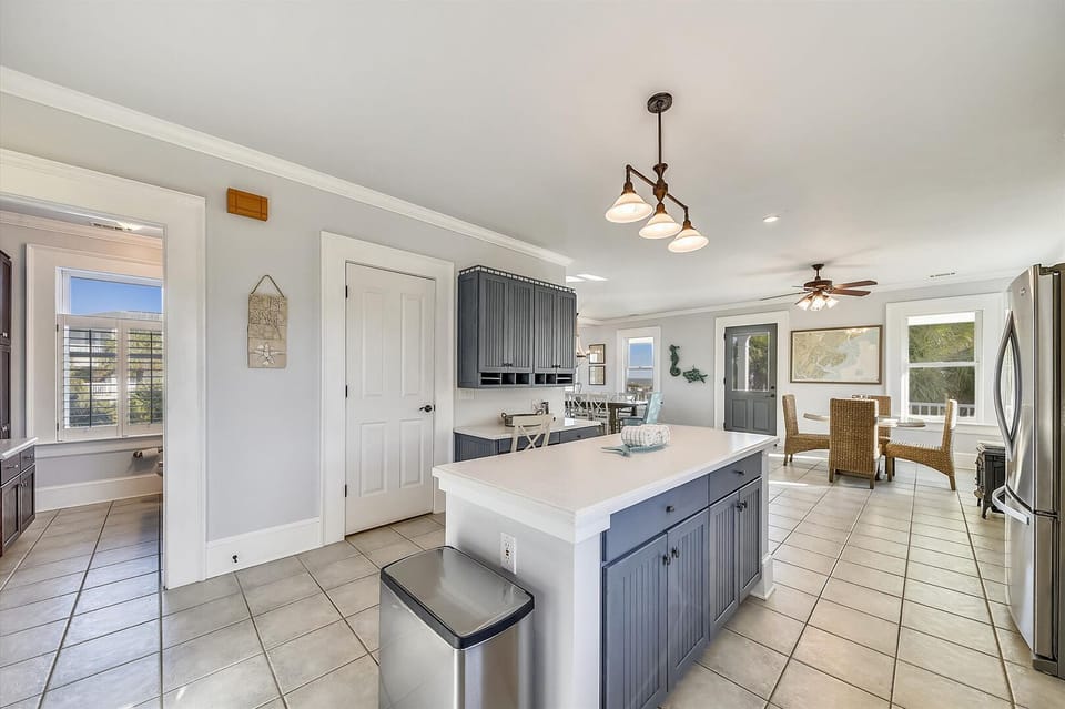 Kitchen/Breakfast Nook
Built-in desk for setting up your mobile office