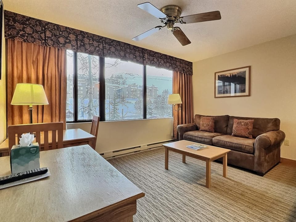【Living Room】Big windows and easy, step-free space to spread out
Listed with @BookTraverse