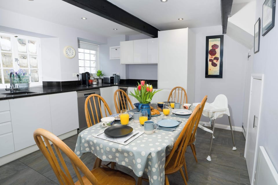 Fully equipped modern kitchen with twin oven range, microwave, coffee machine and dishwasher 