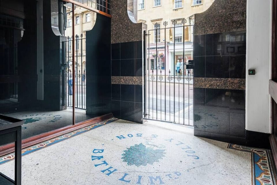 Entrance lobby, looking out onto Milsom Street.