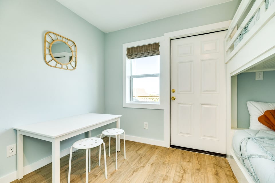 Small sitting area in Upper level bedroom - great spot for the kids in the group to hang out!