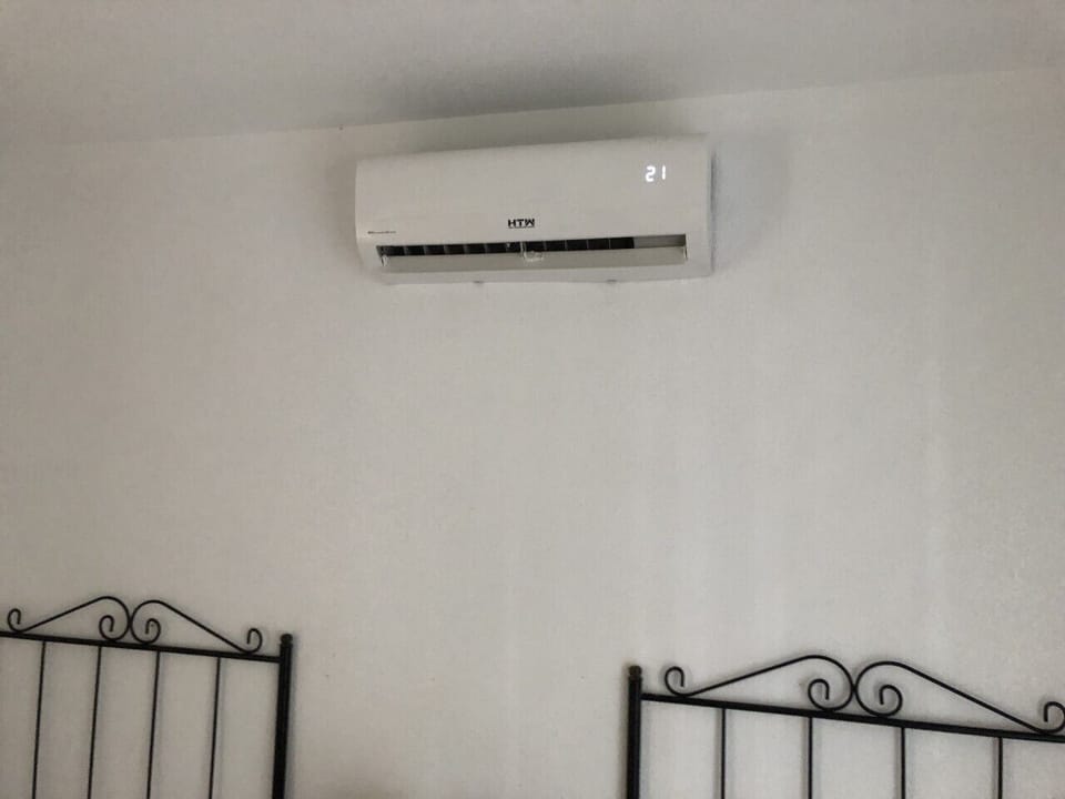 Bedroom 2: Air conditioning.