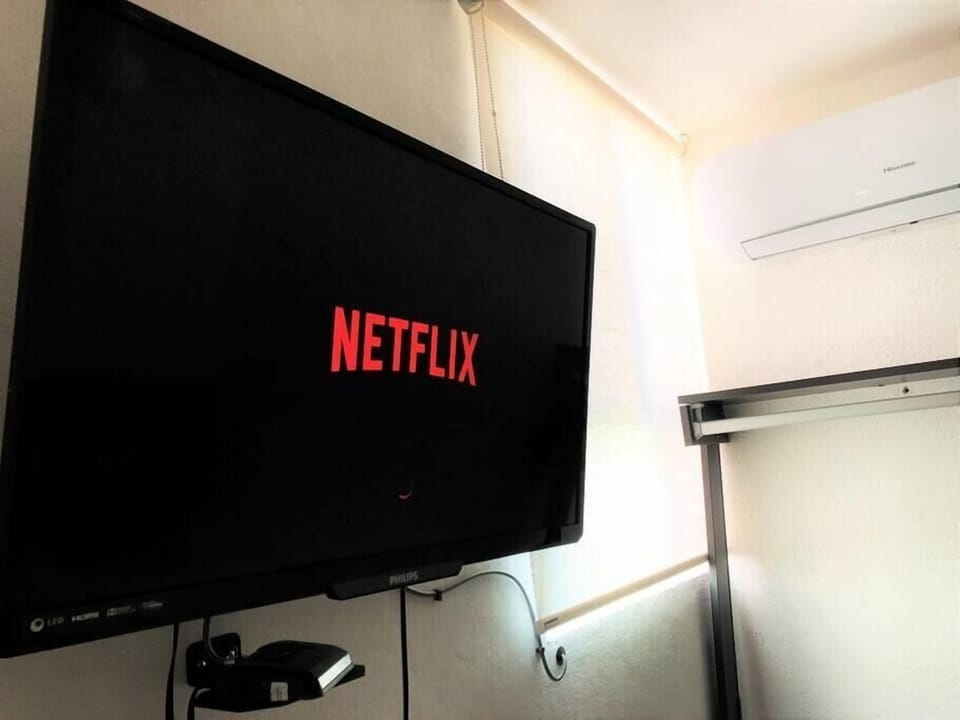 Smart Tv in the bedroom. Samrt Tv en el dormitorio.