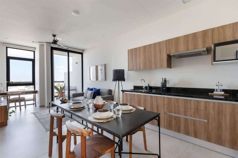 Comedor para 4 personas, cerca del área de cocina para mayor facilidad.