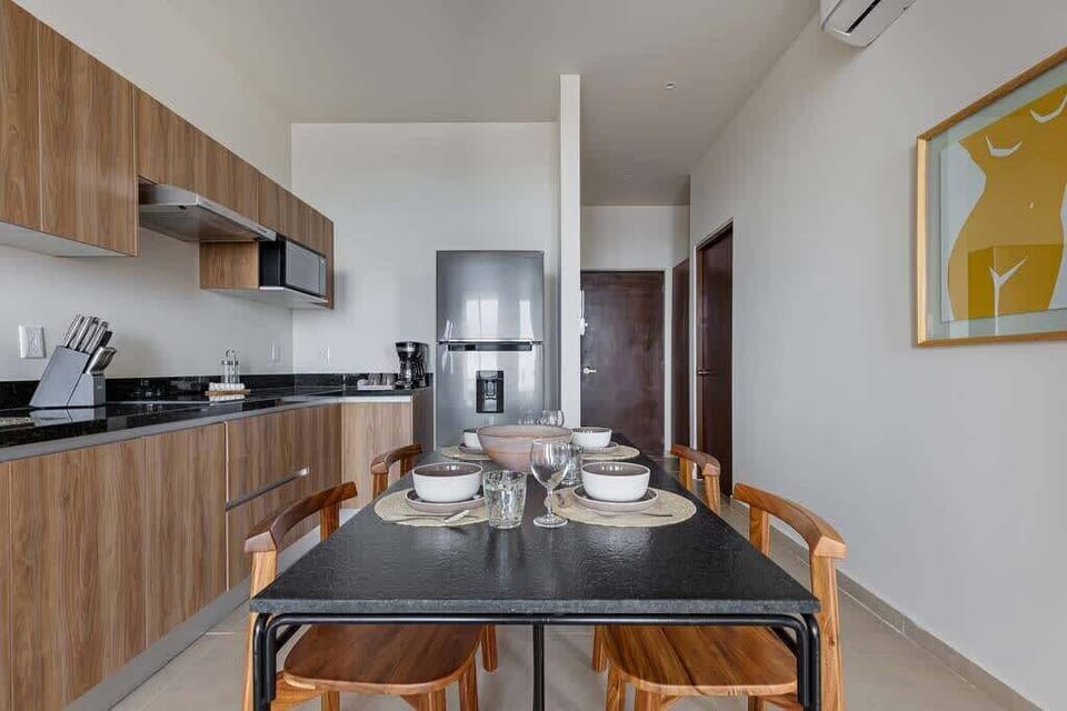 Dining area and fully equipped kitchen