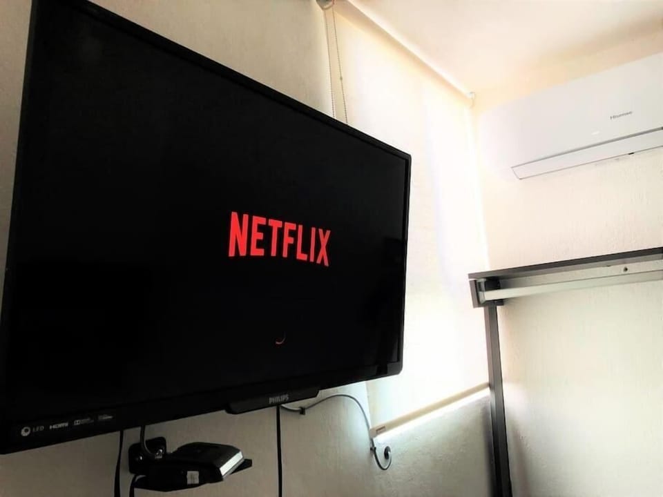 Smart Tv in the bedroom. Samrt Tv en el dormitorio.