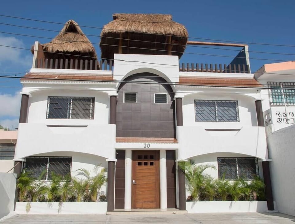 The outside of the building. 

La fachada del edificio.
