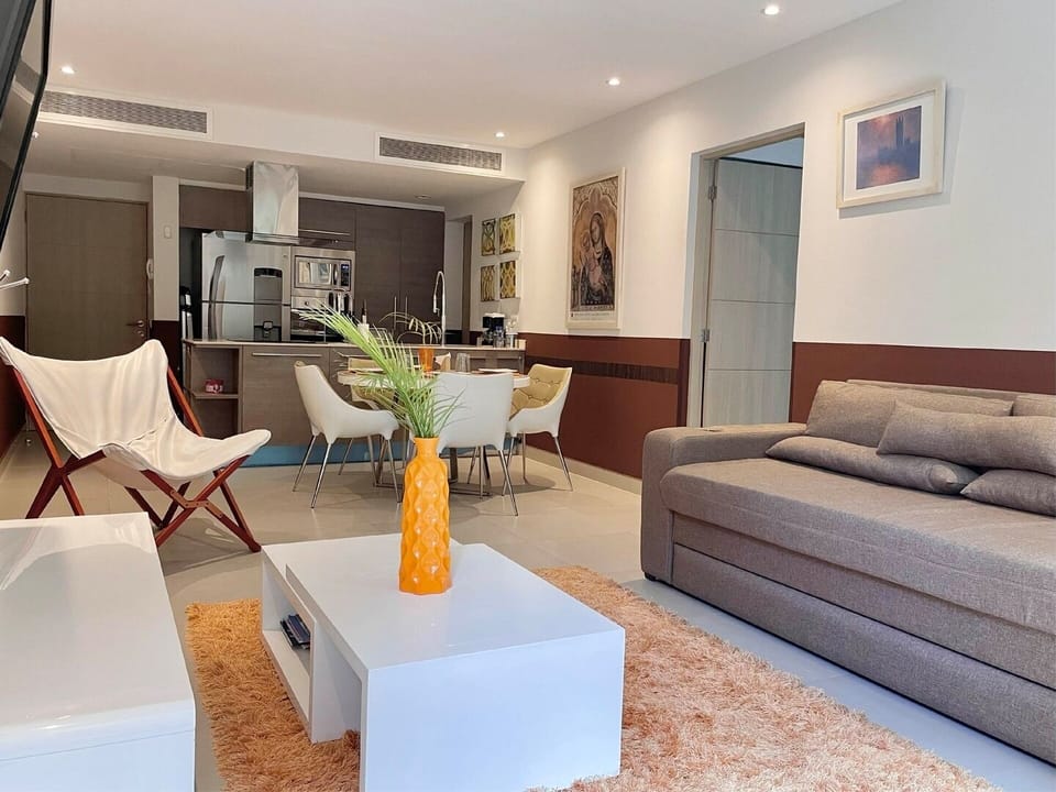 La sala de estar es un espacio acogedor y luminoso, ideal para relajarse. Cuenta con un cómodo sofá cama, mesa de café y TV.