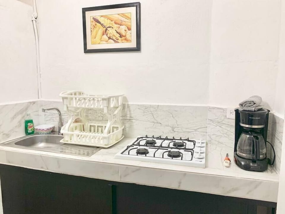 A kitchen with gas stove. 

Cocina con estufa de gas. 