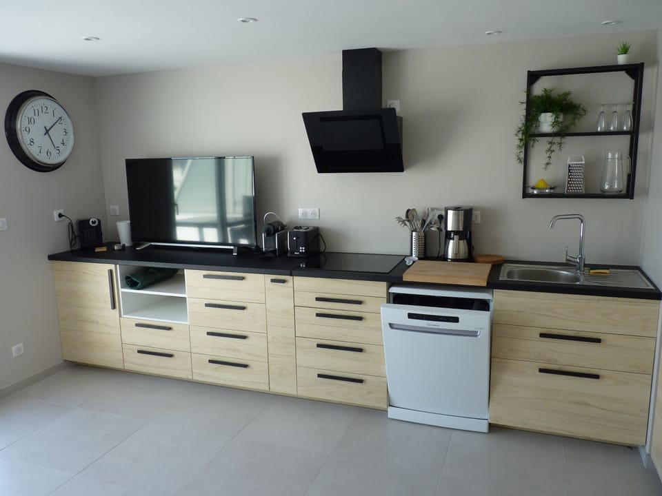 Large well-equipped kitchen
