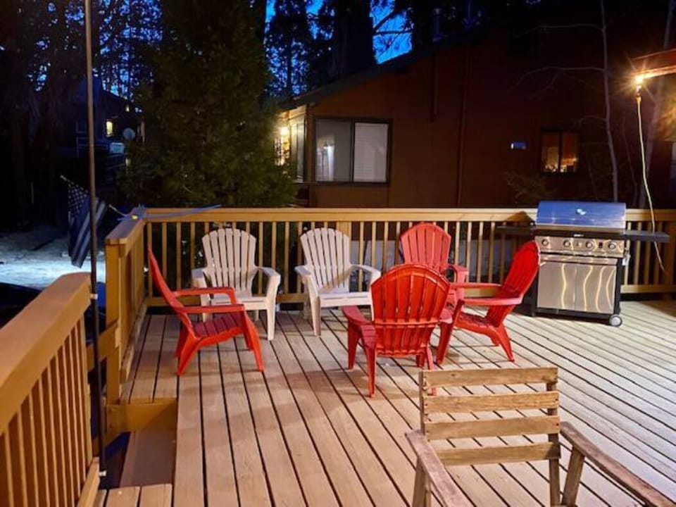 Huge front deck with Propane Grill and plenty of seating
