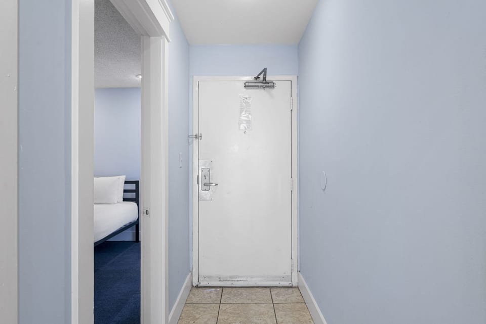 2-web-or-mls-15285-front-beach-rd-702