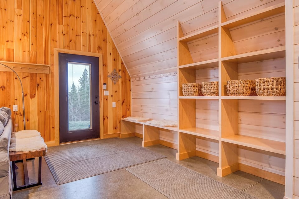 Spacious entryway with plenty of storage space for your gear and benches to get ready to hit the slopes with ease!