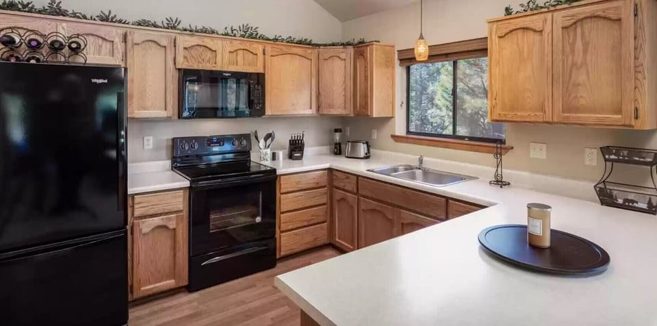 Cozy & spacious kitchen, supplied with coffee makers, toaster, all necessities 