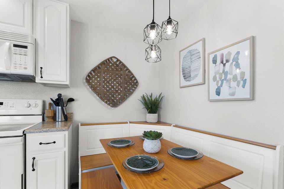 Dining Nook: Bright and inviting space for meals, adorned with modern decor and chic lighting!
