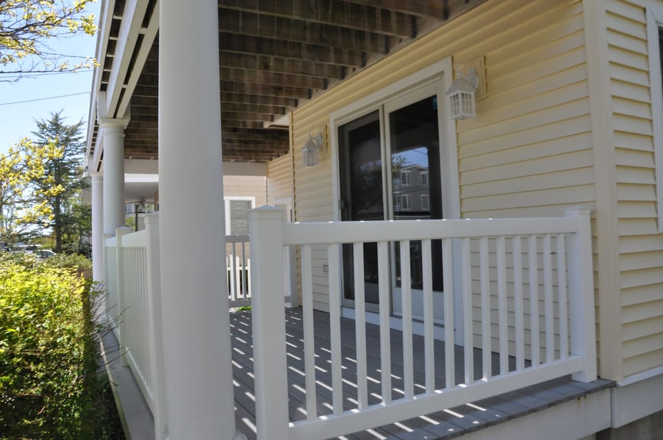 Lower front deck
