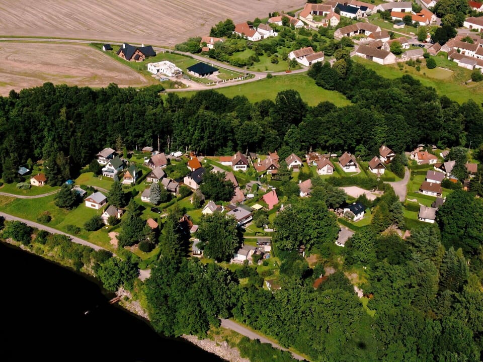 Building, Plant, Natural Landscape, House, Tree, Land Lot, Vegetation, Urban Design, Grass, Residential Area
