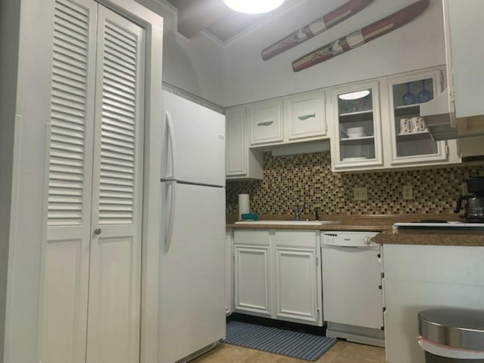 Fridge, stove, dishwasher, microwave, coffee maker, plenty more in the cabinets!