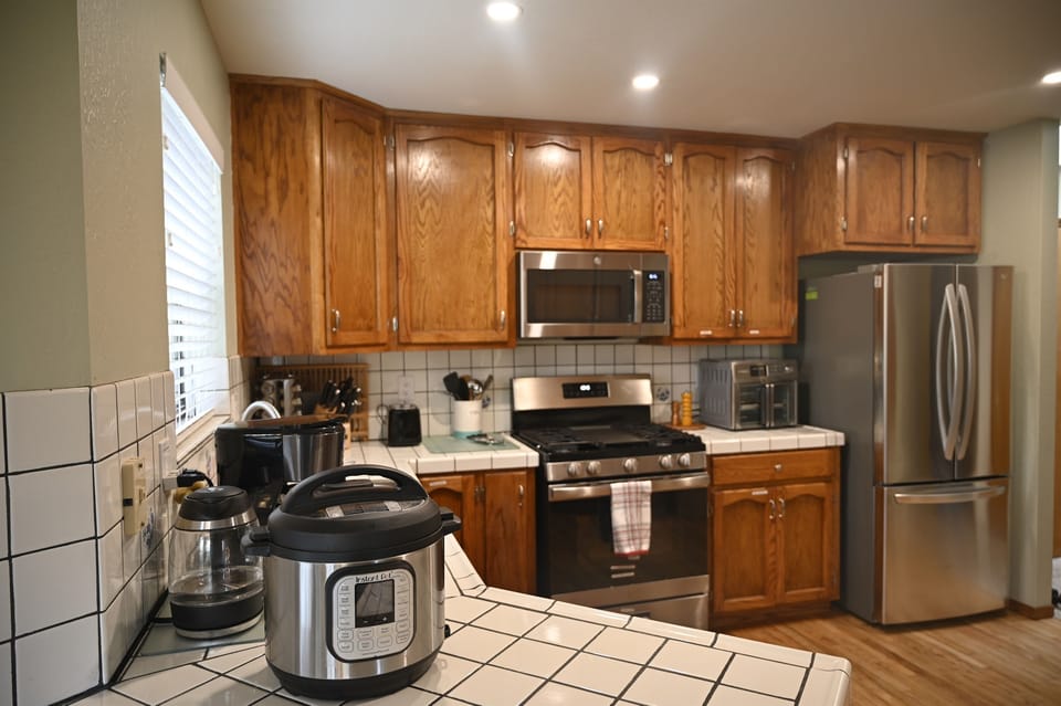 All needed small appliances - Instapot, Airfryer, Kettle, Coffee Maker, Blender and more