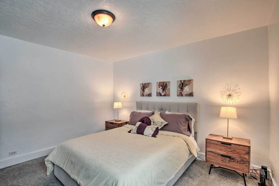 Bedroom 1 | Queen Bed | 1st Floor