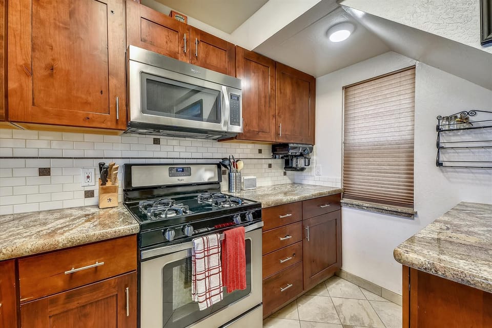 main level-kitchen-blazar_220505_0759