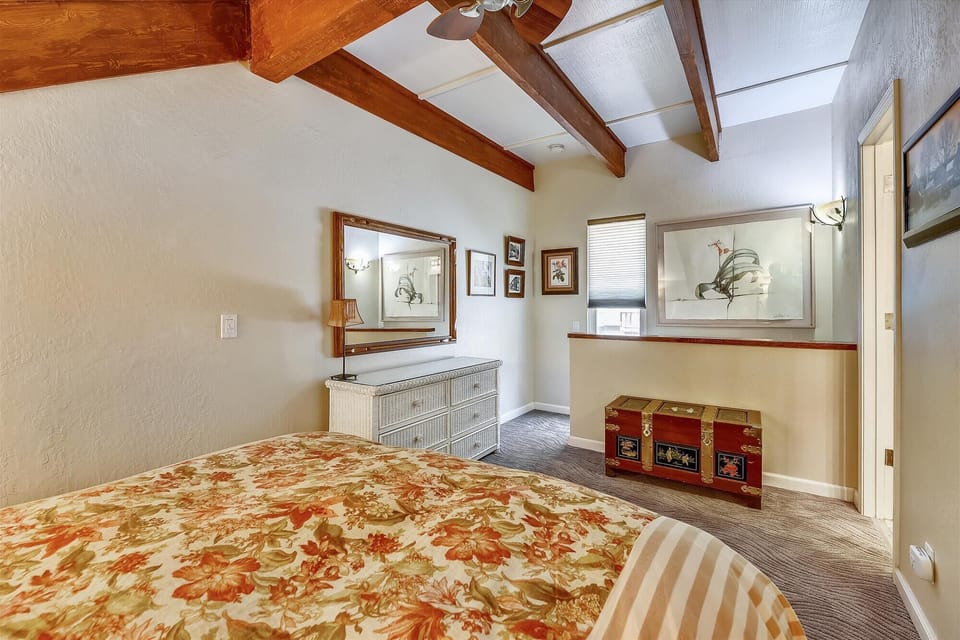 upper level-bedroom-blazar_220505_0829