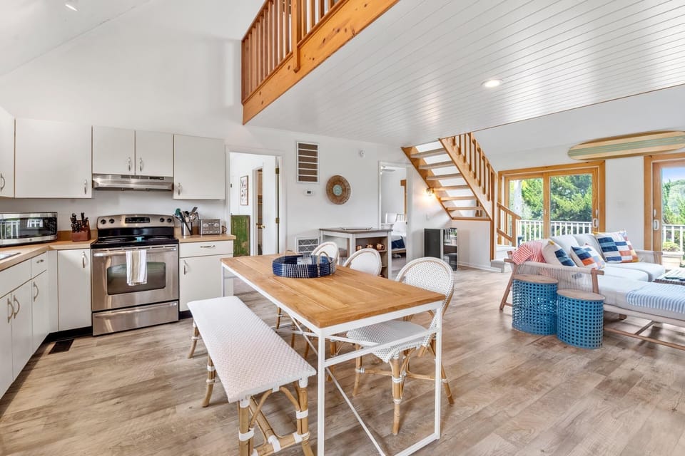SH24: Aloha on the Atlantic | Dining Area and Kitchen