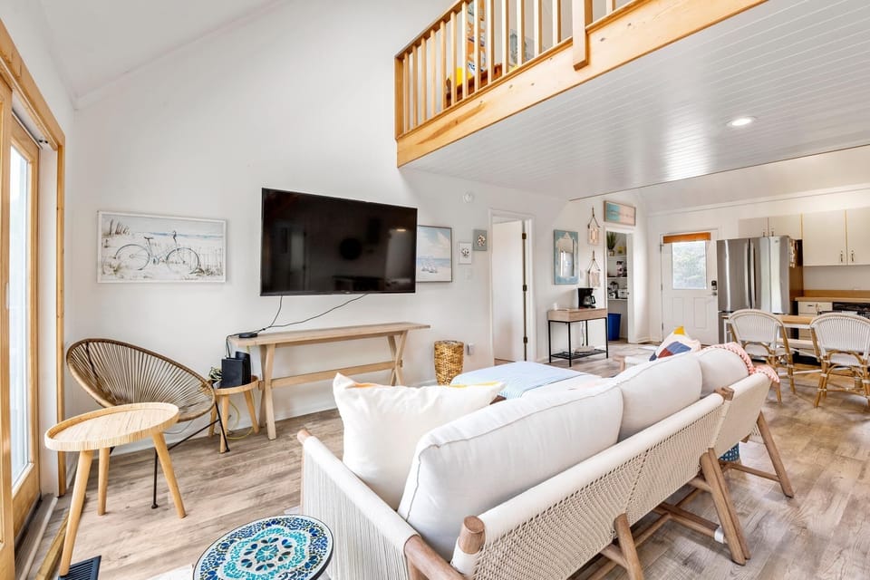 SH24: Aloha on the Atlantic | Living Area