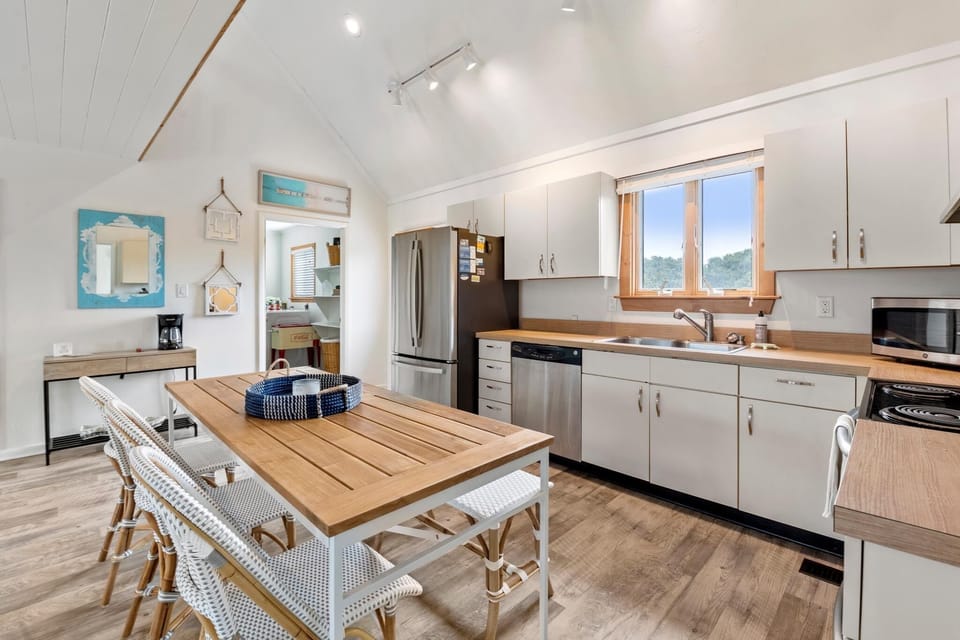 SH24: Aloha on the Atlantic | Dining Area and Kitchen