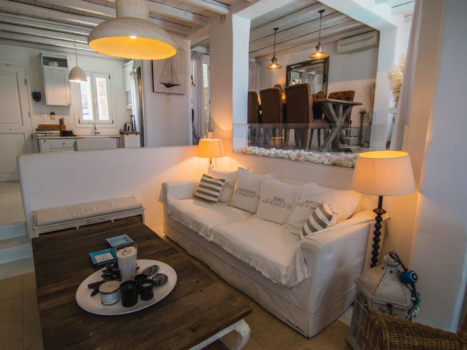 Living Room with Pool access& view, A/C and Smart TV