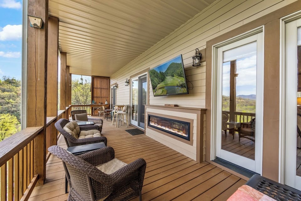 Back Deck Seating w-TV