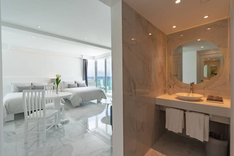 Bathroom with separate sink area / baño con lavabo separado