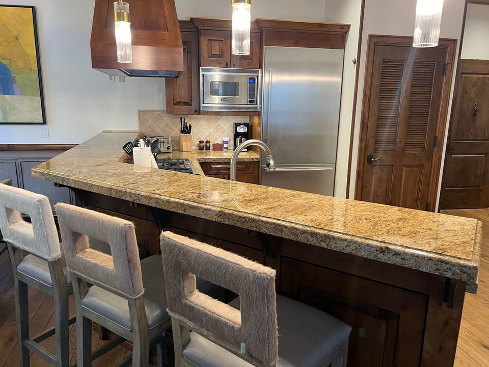 Kitchen bar area / kitchen