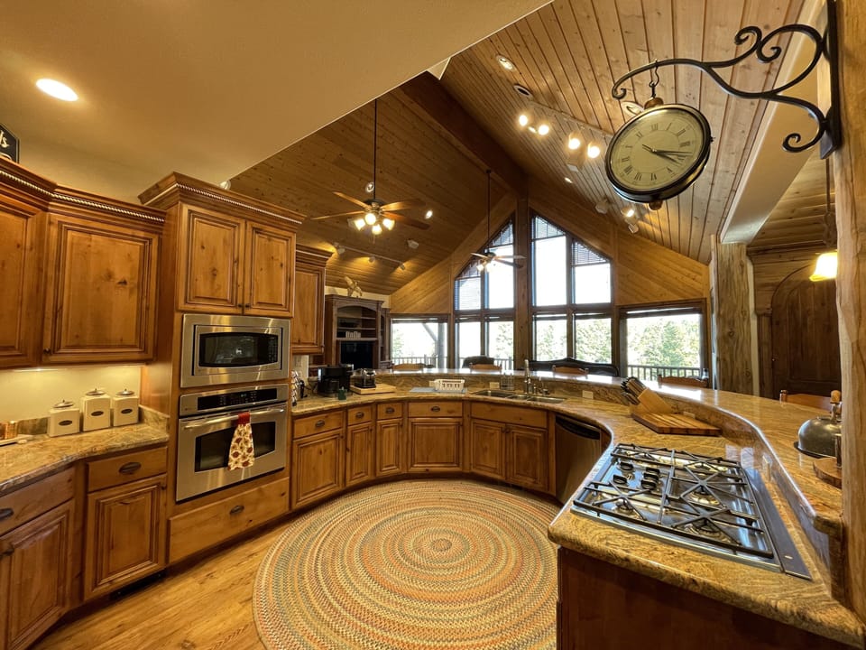 Fully equipped kitchen open to the main floor