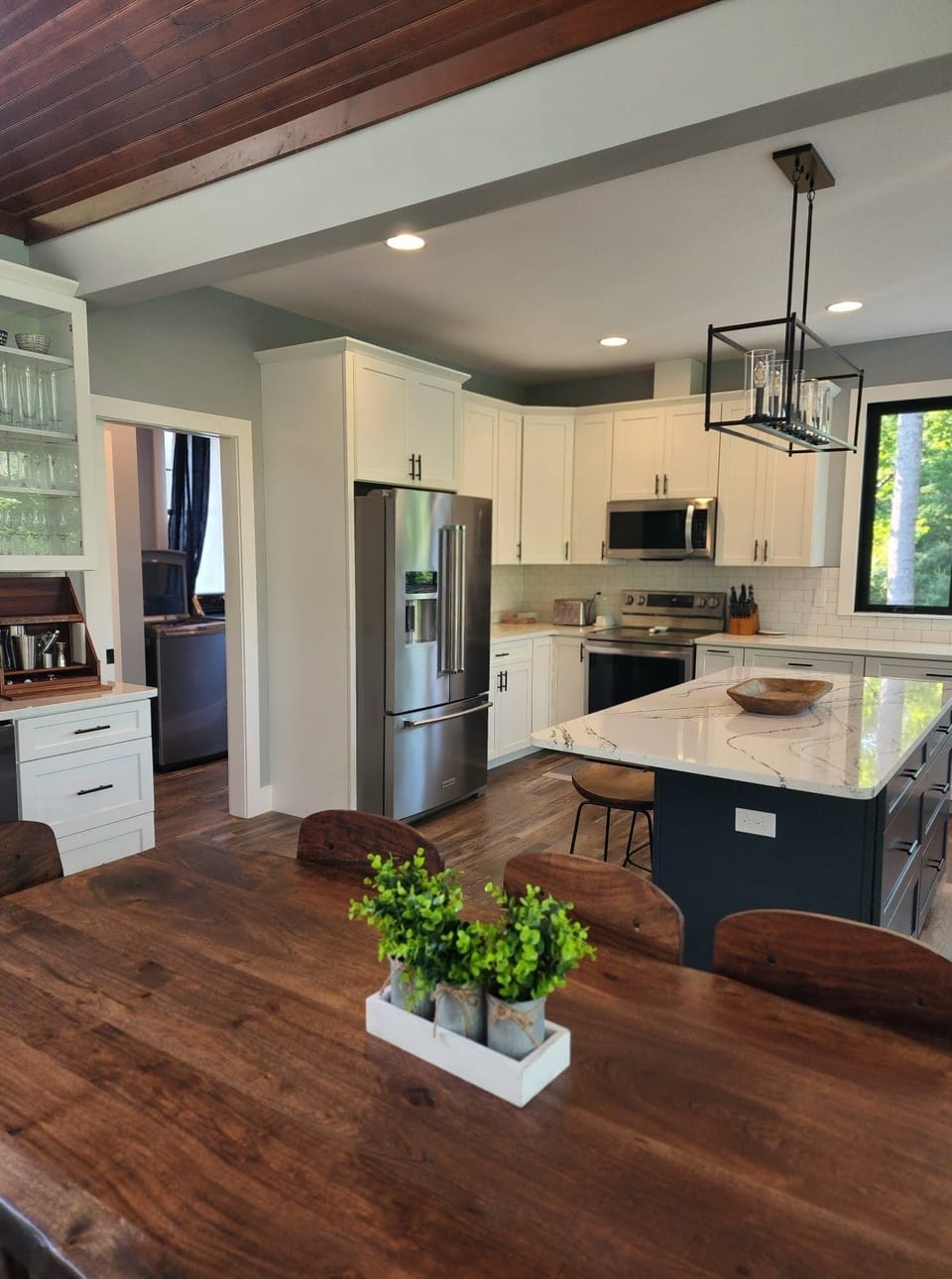 Kitchen (facing pantry)