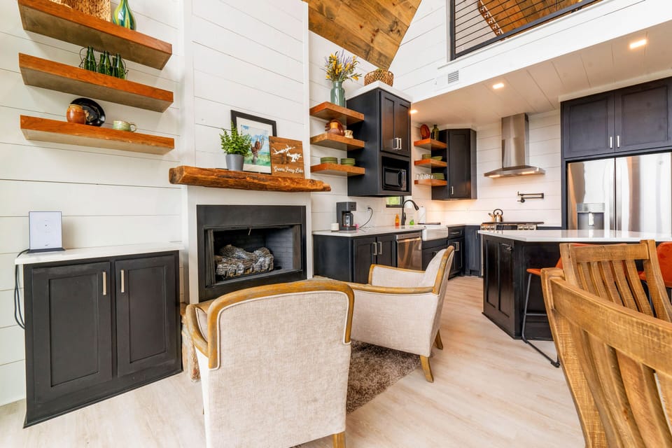 Living Room with remote-controlled ceramic-logs gas fireplace