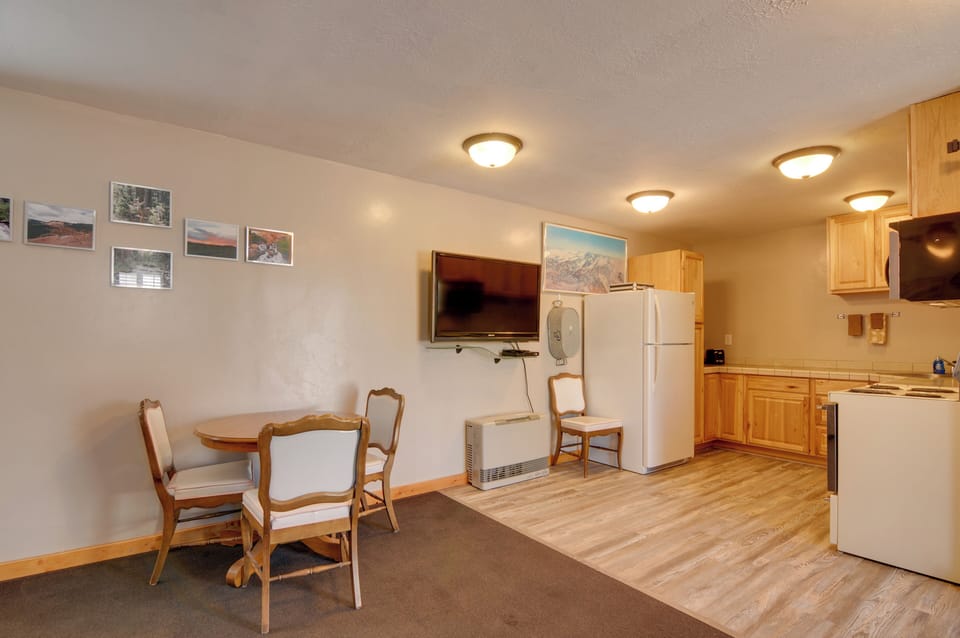 Dining Area | Dishware & Flatware Provided