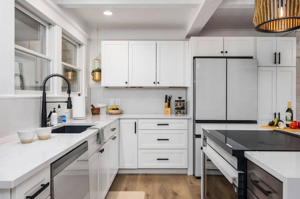 🍳 Chef’s Kitchen! Fully stocked with island seating – cook & gather with ease. 🥂🧂